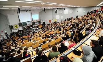 Hörsaal voller Studenten von oben