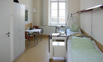 Blick in ein Patientenzimmermit zwei leeren Betten
