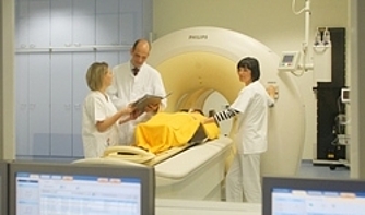 Arzt und Schwestern vor einem CT, pet ct rostock